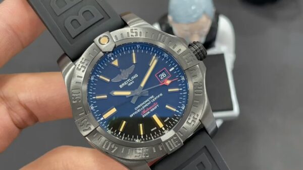 Breitling Avenger 43mm